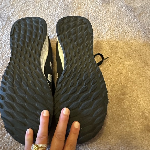 New balance women's size 8 1/2 fresh foam sneaker - Picture 2 of 5